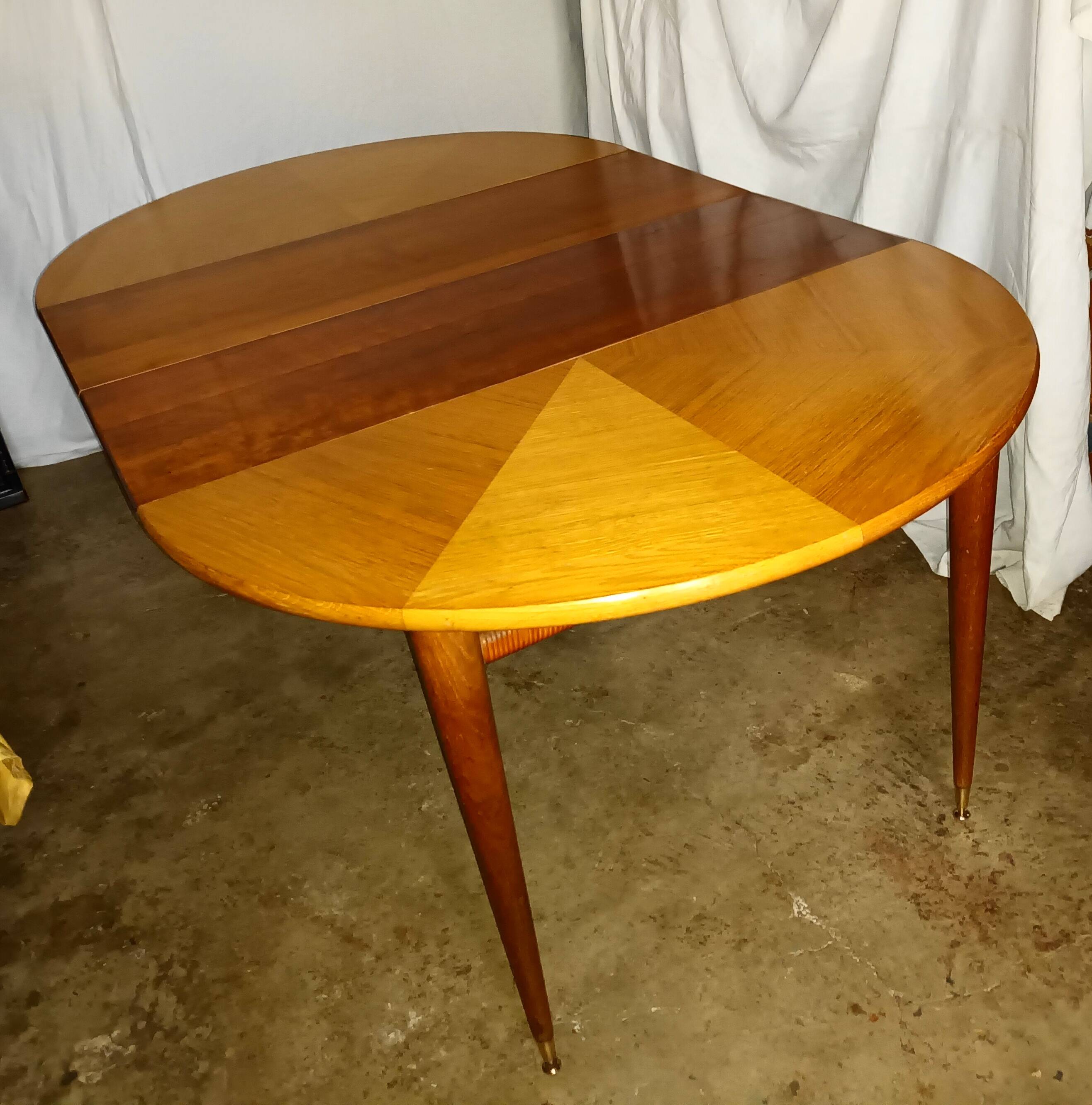 Table ronde a 2 allonges en chene clair des années 50