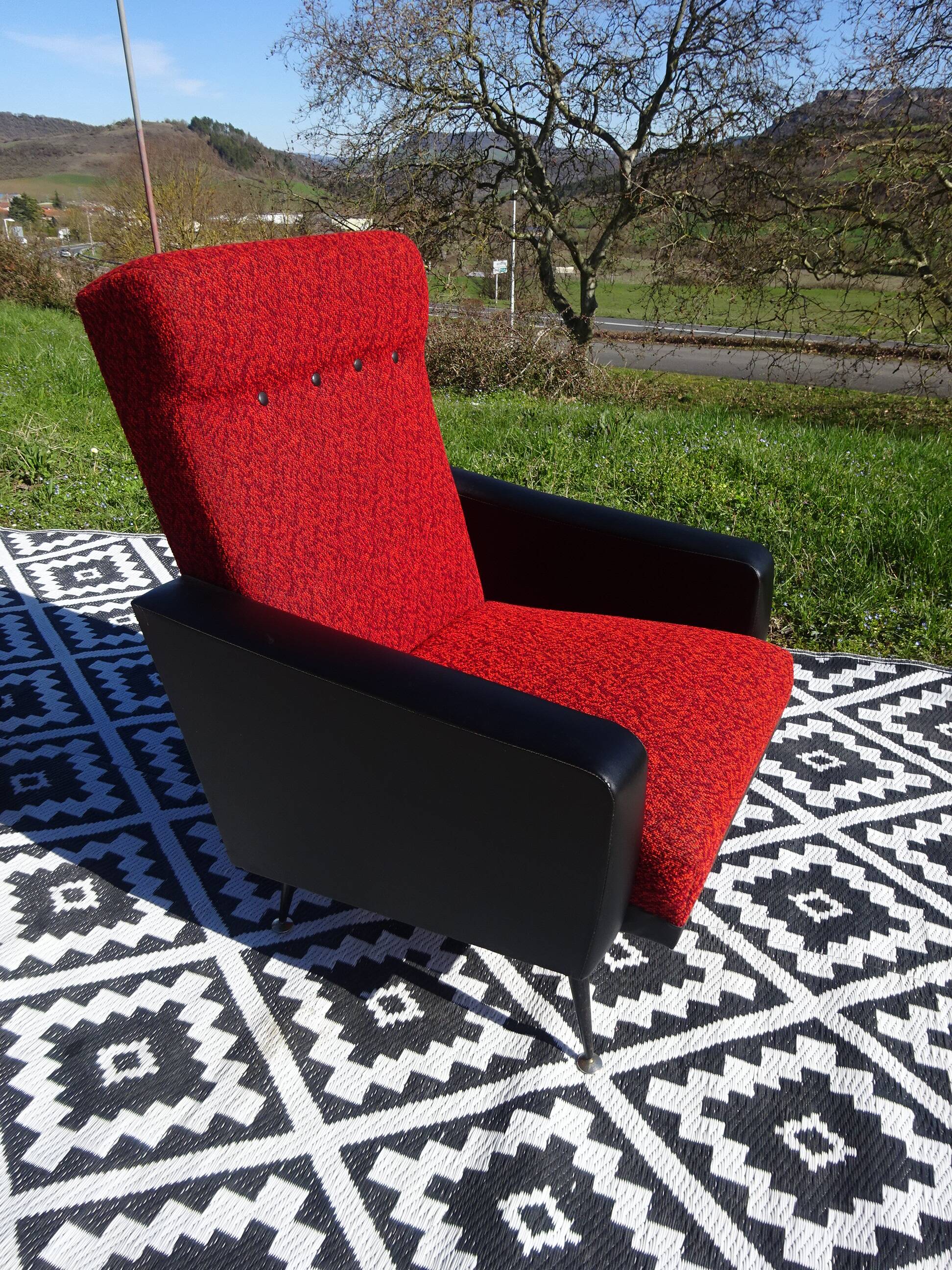 Fauteuils vintage rouge et noir, les 2