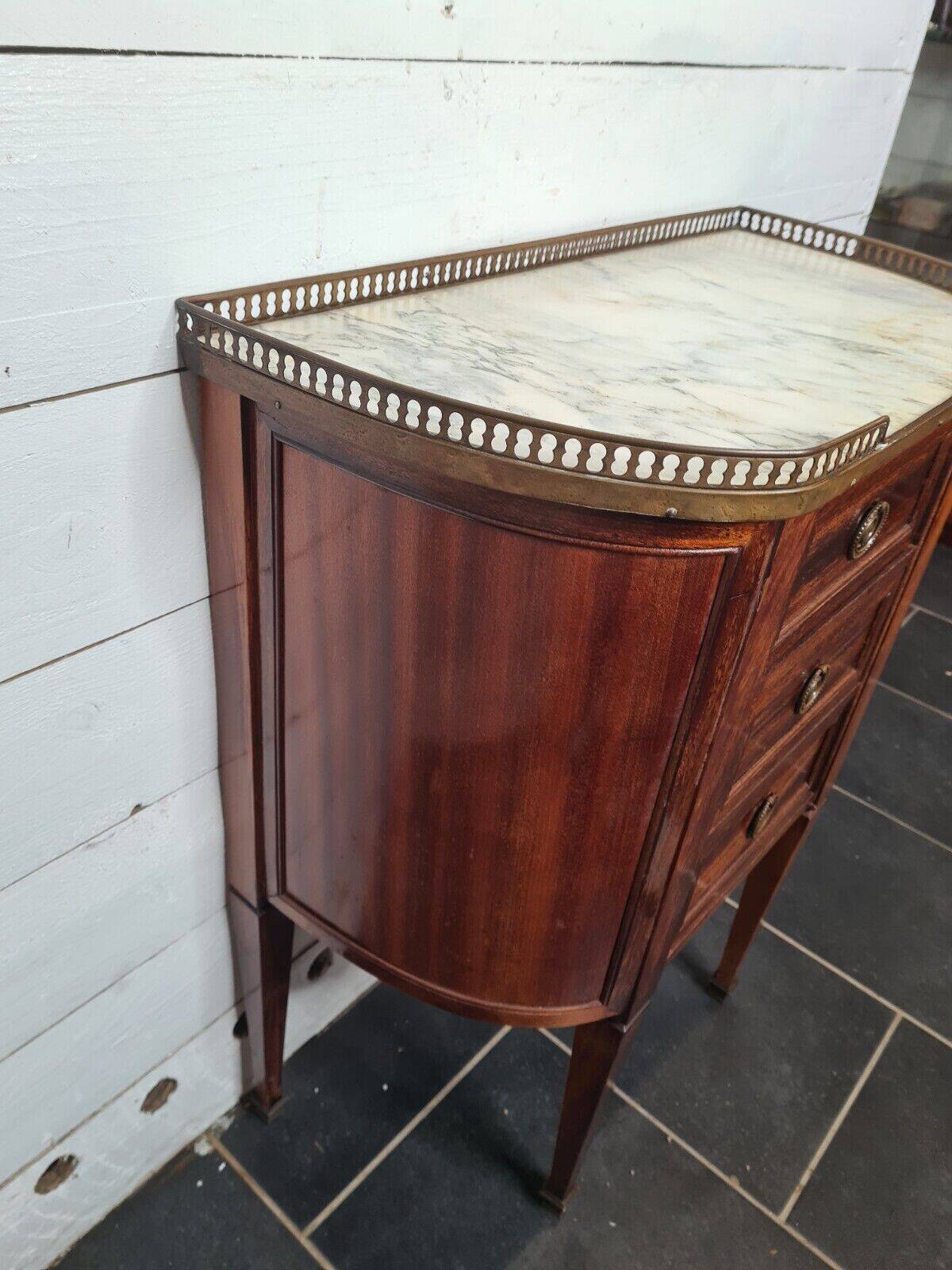 commode galbée en acajou avec dessus marbre