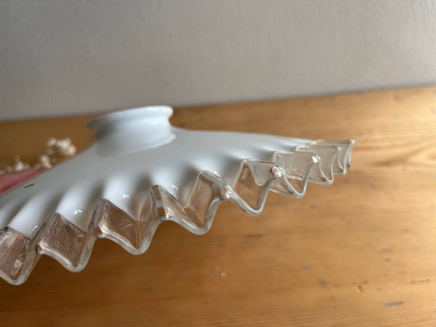 Old lampshade/suspension in white lace opaline.