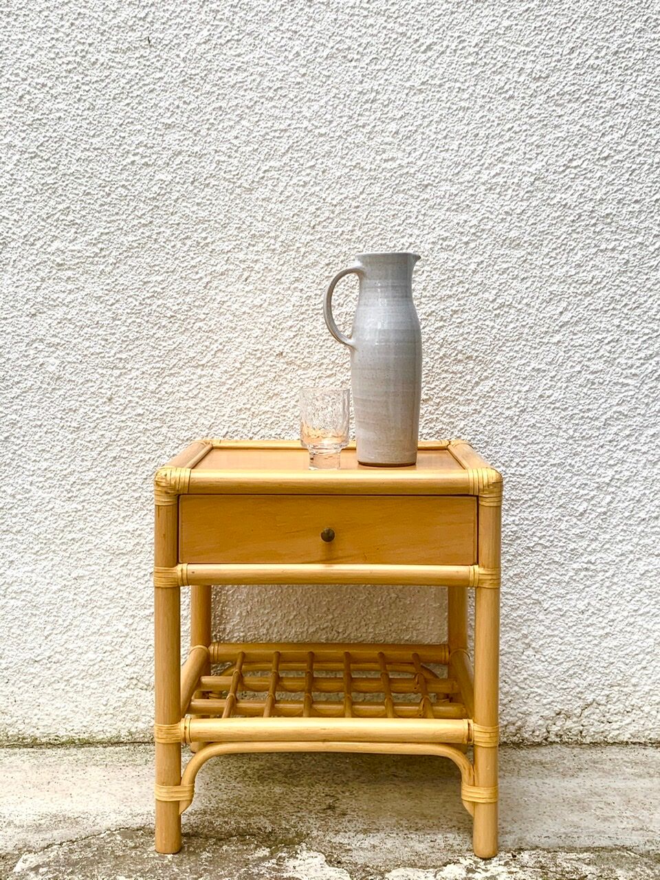 Table de chevet en bois et bambou années 70