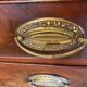 Bureau scriban anglais xixeme acajou avec tiroirs ferrures bronze boutons en os