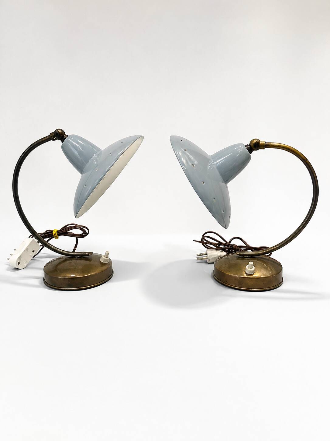 Pair of modernist "goose neck" table lamps in brass, Stilnovo style.