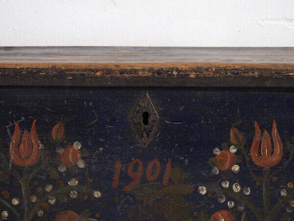 Antique trunk with floral motifs (Year 1901)
