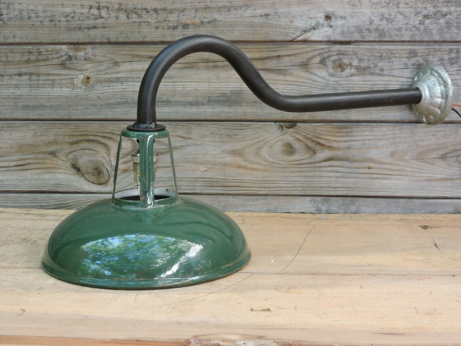 Enamelled swan collar lamp