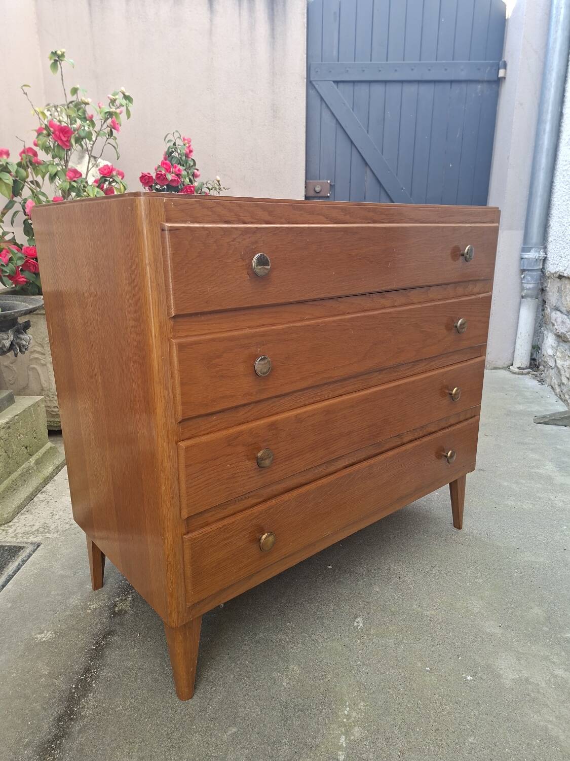 Vintage chest of drawers with tapered legs, 1950s design, 4 drawers.
