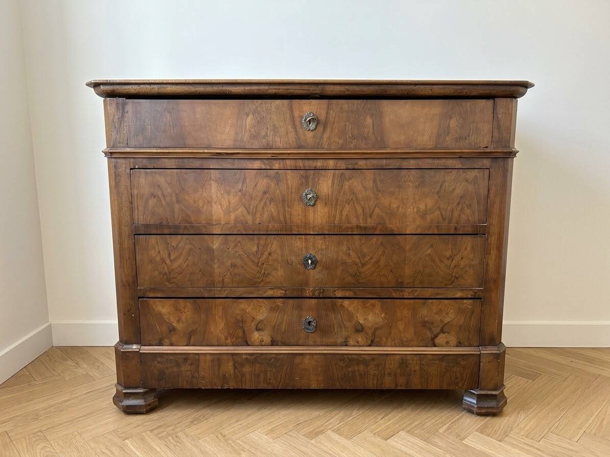 Antique wooden chest of drawers