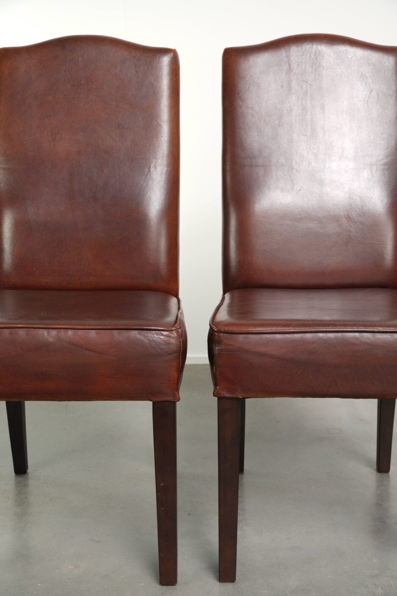 Beautiful and comfortable set of 6 sheepskin dining chairs in English style