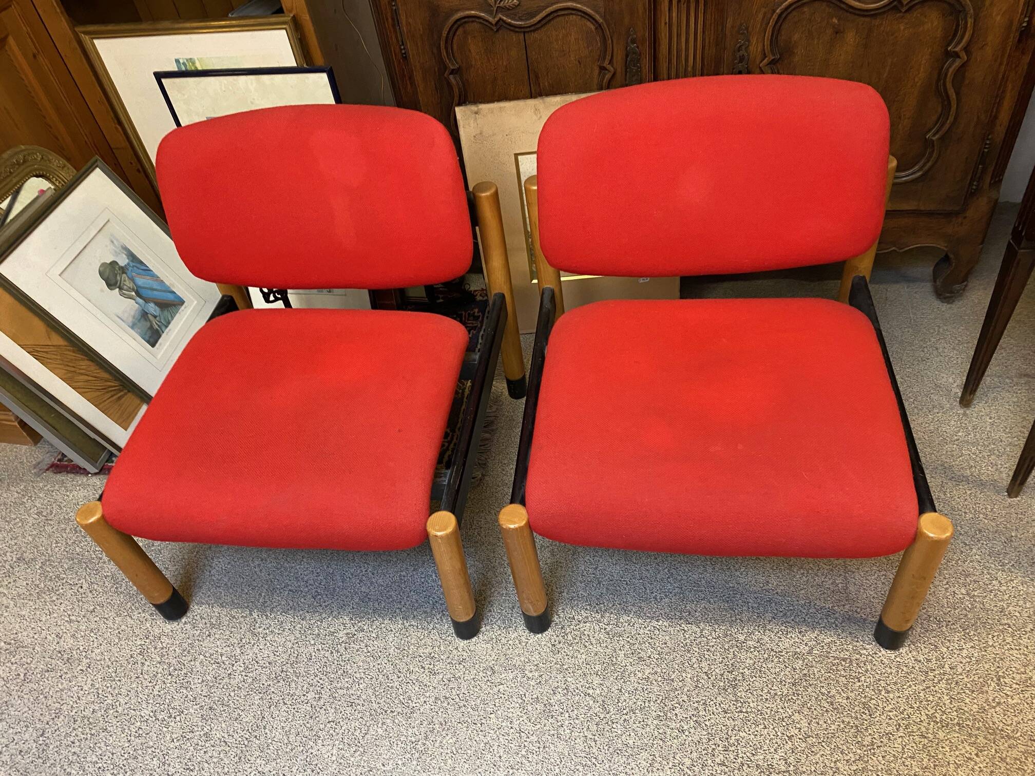 PAIR OF VINTAGE DESIGN ARMCHAIRS FROM THE 80S IN RED AND LIGHT BROS FABRIC