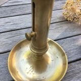 Paire de bougeoirs anciens en laiton à poussoir