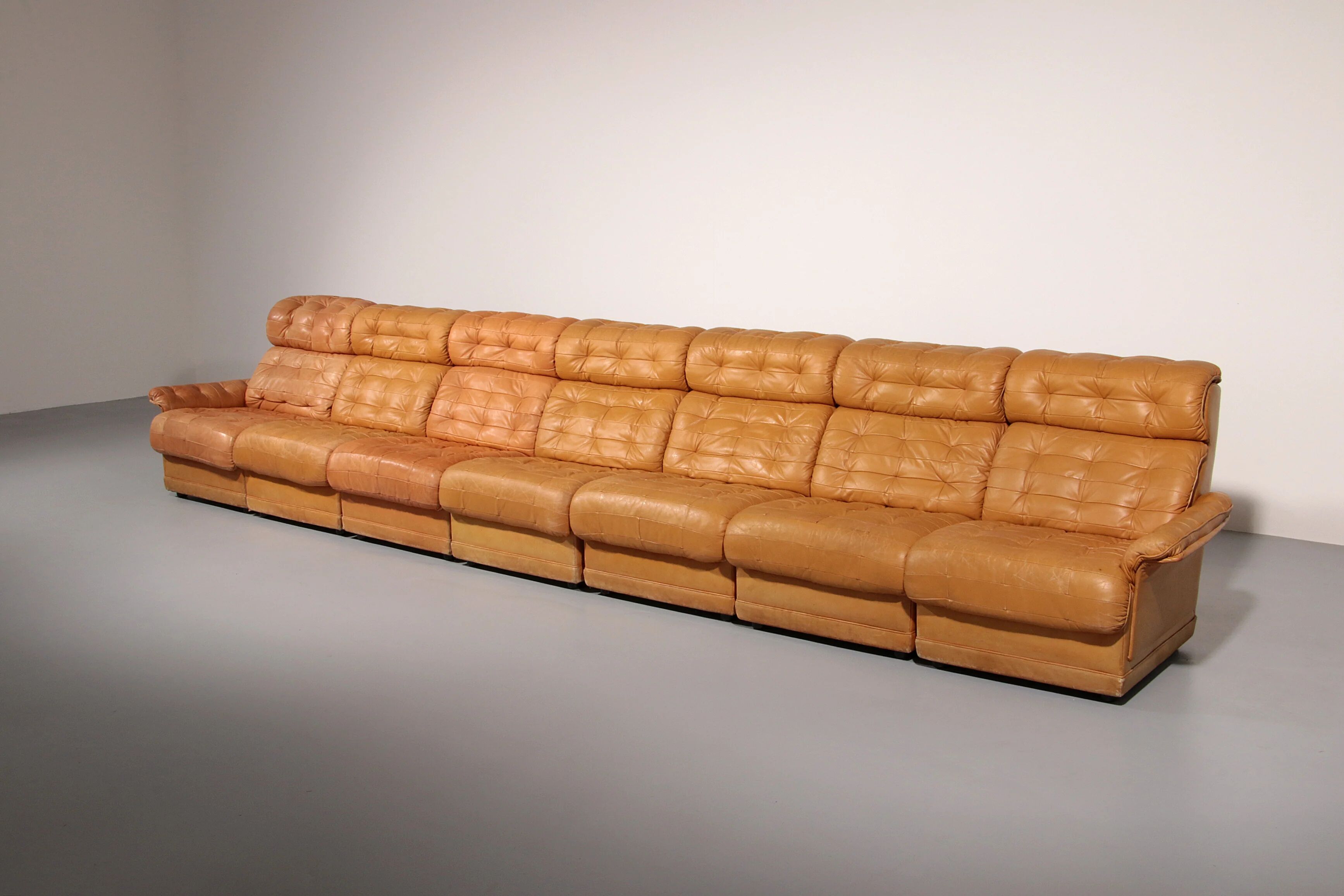 Superbe ensemble de canapés modulaires en cuir cognac des années 1970.