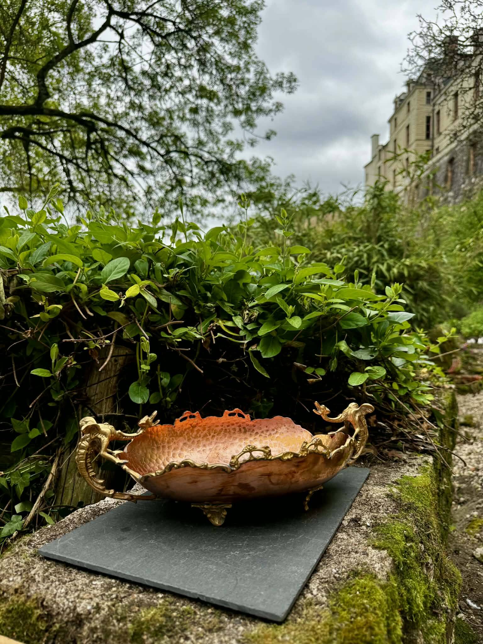 Grande coupe à fruits en cuivre Art Nouveau Italie