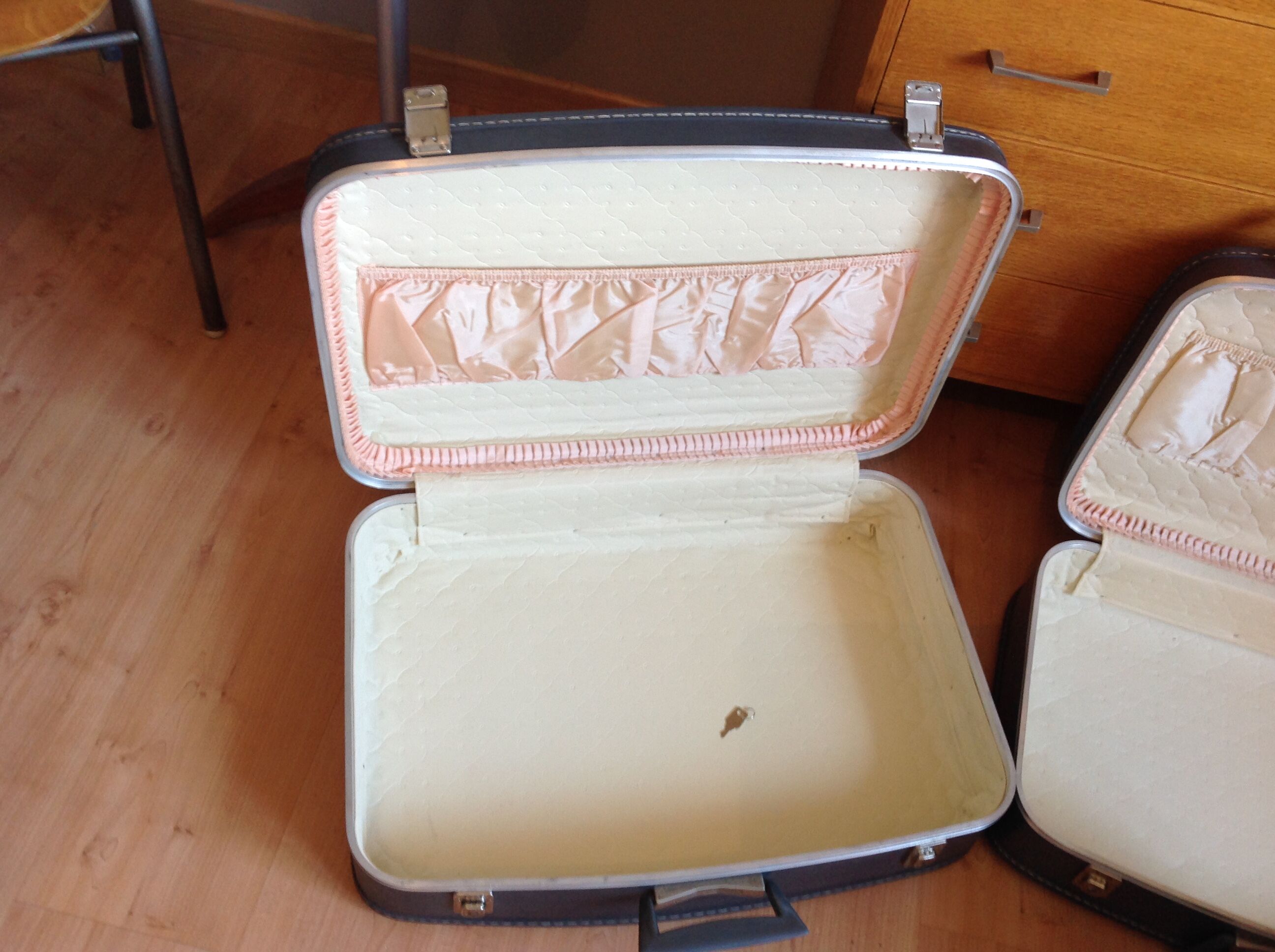 Set of three grey air hostess suitcases / vintage 60s-70s