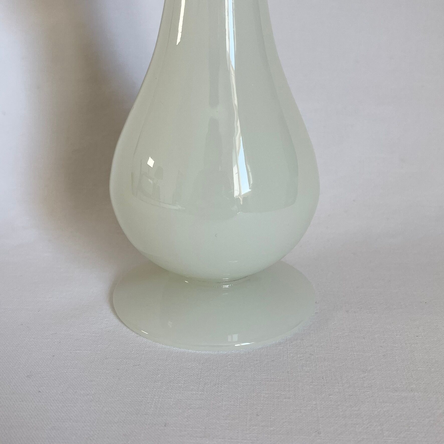 Vase soliflore opaline blanc vintage