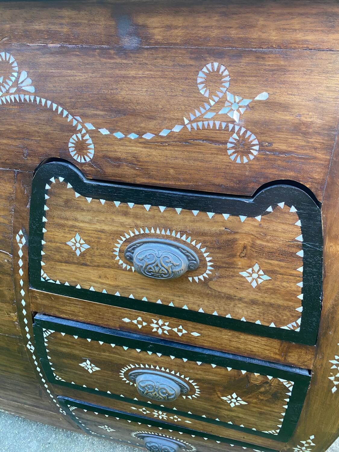 Commode syrienne galbée marqueterie nacre