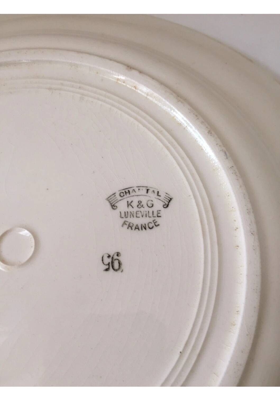 Plat de service en terre de fer Digoin KG, décor Chantal