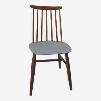 Chaise design scandinave vintage, assise patinée gris perle, finition cirée.