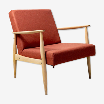 fauteuil en bois vintage original des années 1970 après rénovation chaise de salon en laine naturelle rouge homard dans un style moderne du milieu du siècle design