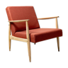 fauteuil en bois vintage original des années 1970 après rénovation chaise de salon en laine naturelle rouge homard dans un style moderne du milieu du siècle design