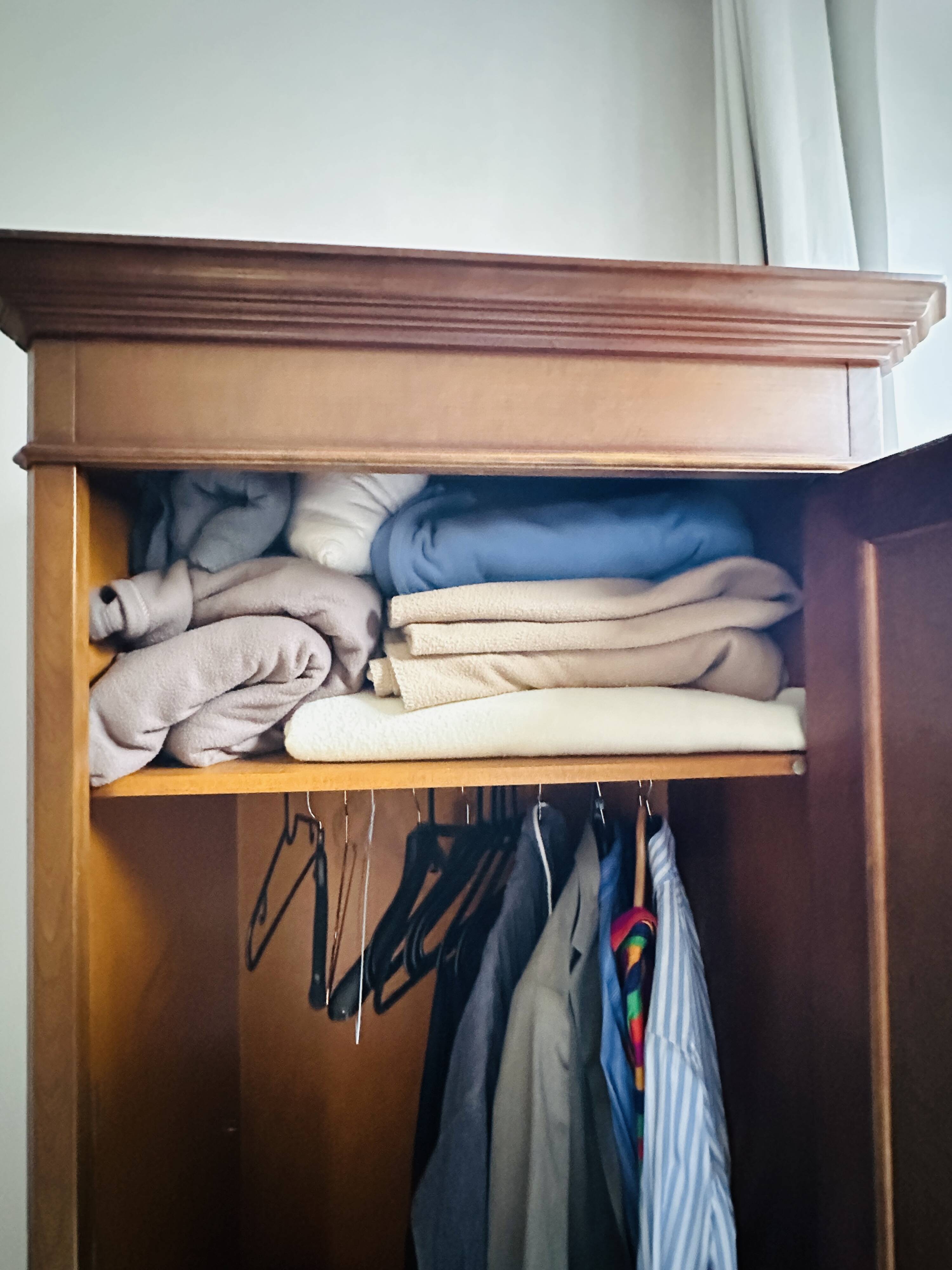 Armoire avec porte miroir en merisier Ebeniste