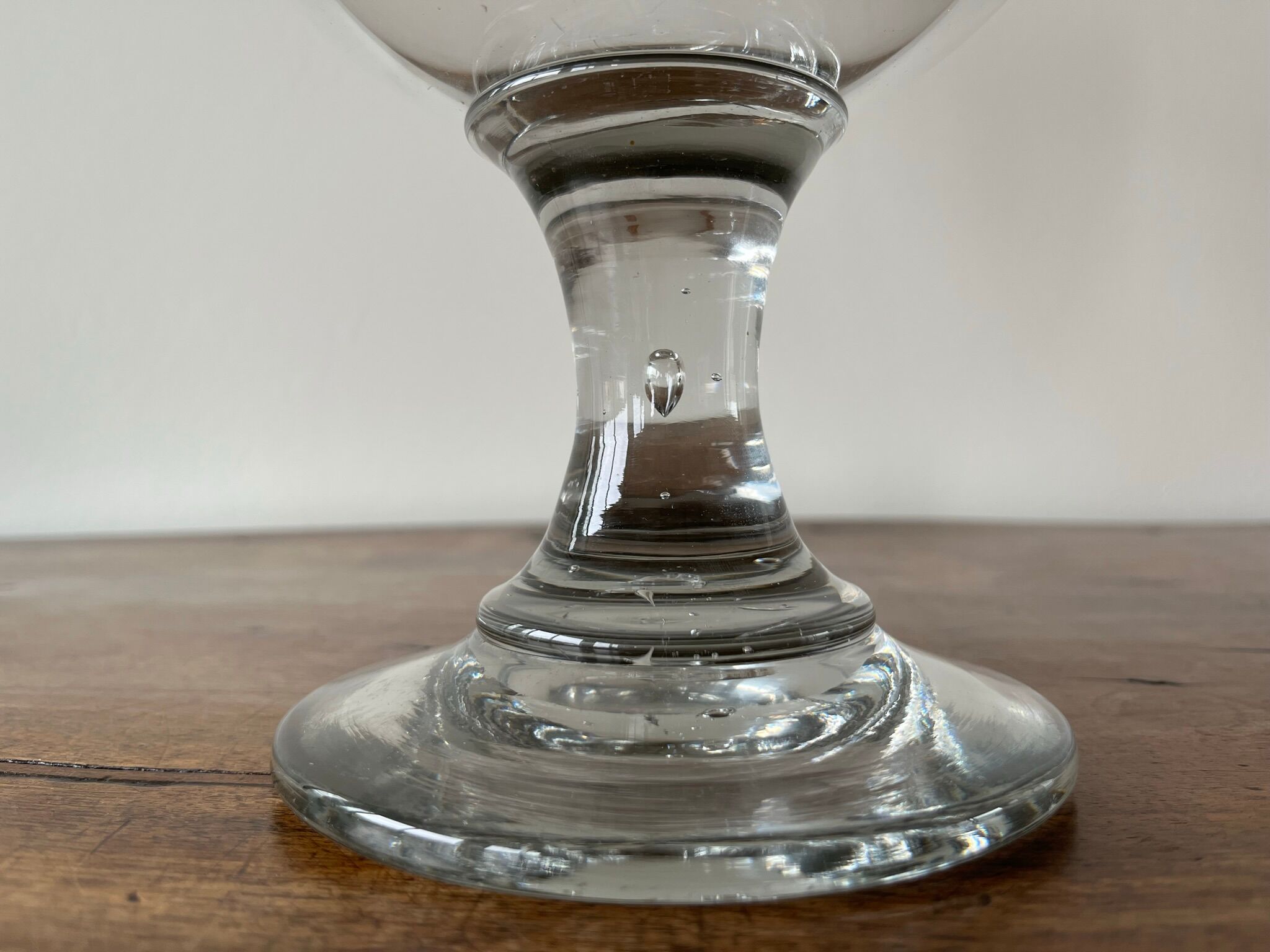 Coupe sur pied en verre épais