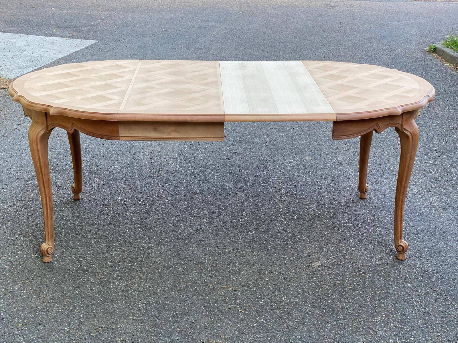 Extendable round Louis XV dining table, renovated in raw wood, 20th century, 200cm