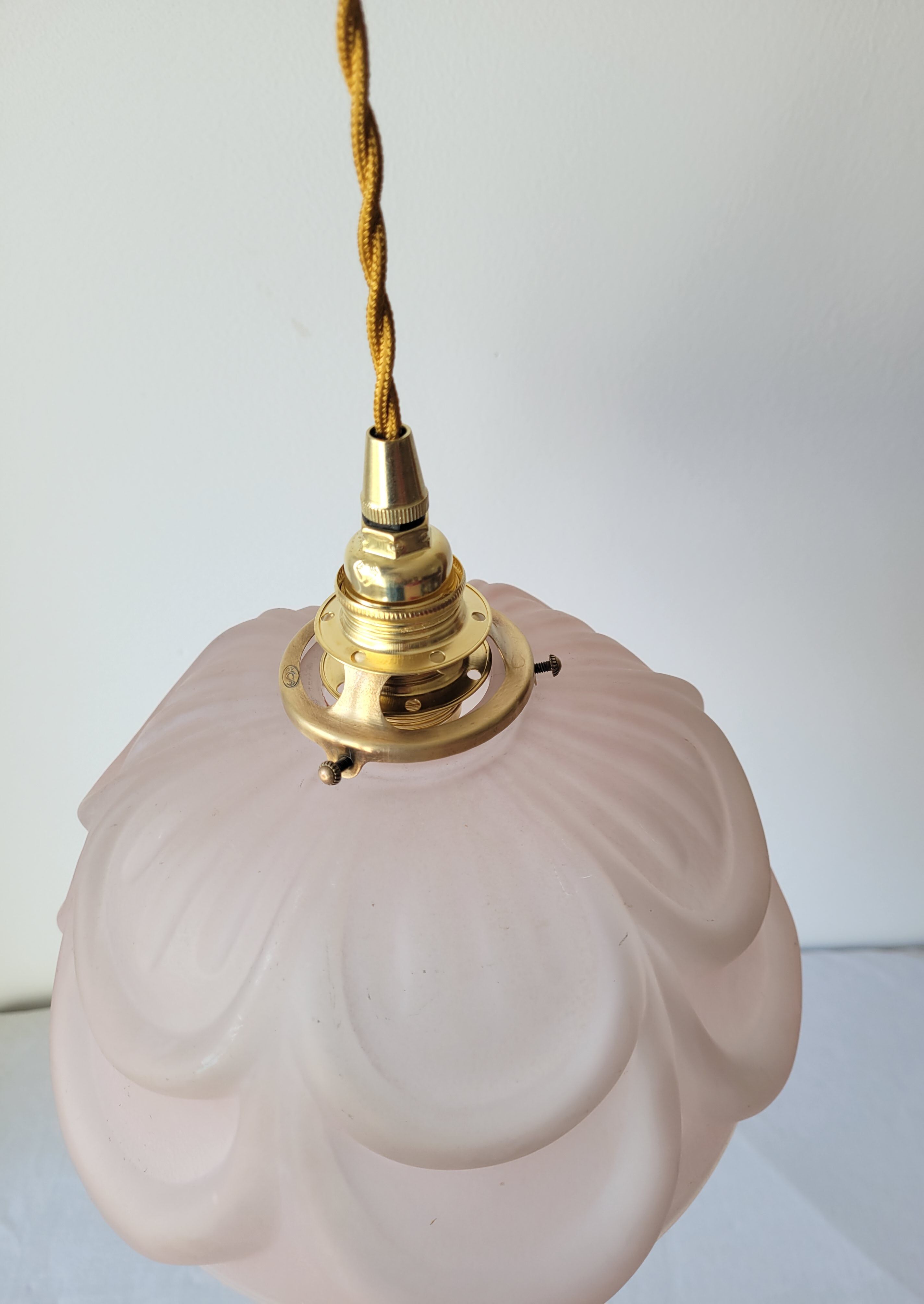 Suspension en verre moulé rose