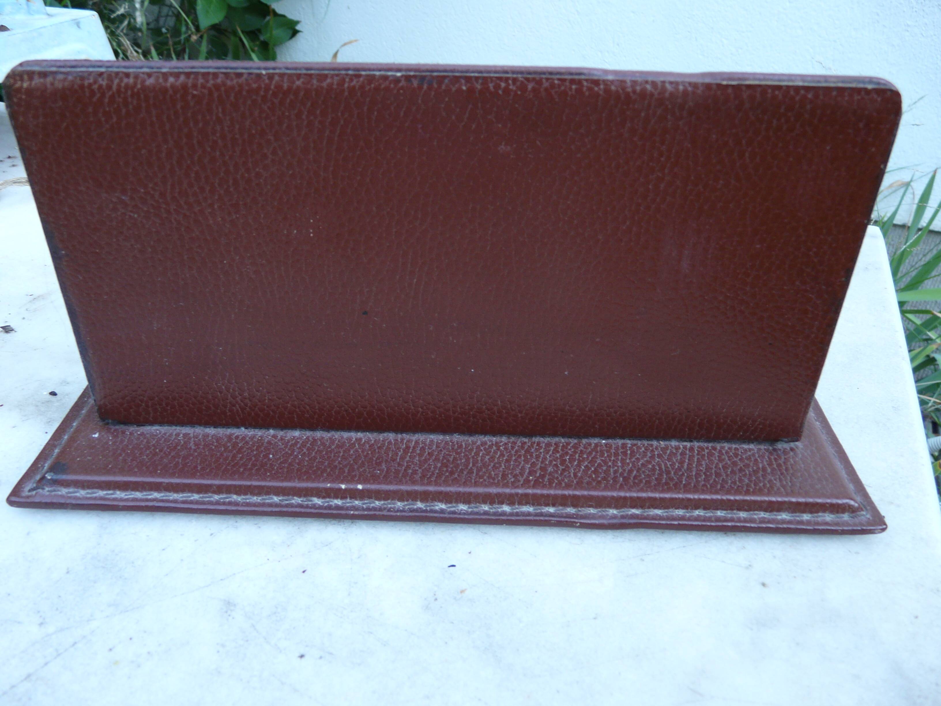 Porte courrier en cuir grainé bordeaux le tanneur