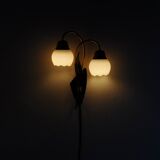 Applique murale scandinave organique à deux bras, laiton et opaline, années 1940-1950