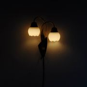 Applique murale scandinave organique à deux bras, laiton et opaline, années 1940-1950