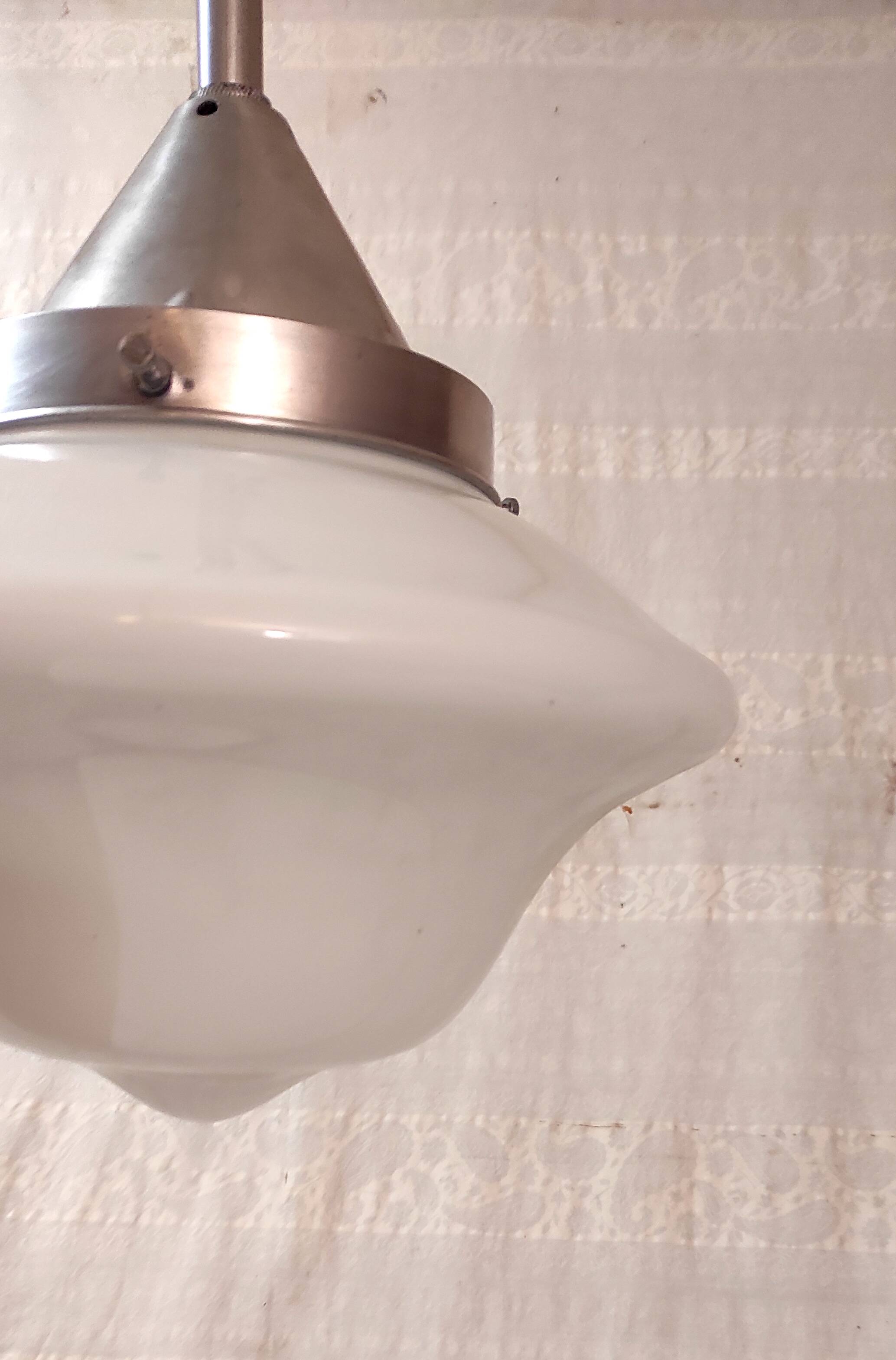 Suspension style Bauhaus métal chromé et globe opaline - années 20/30