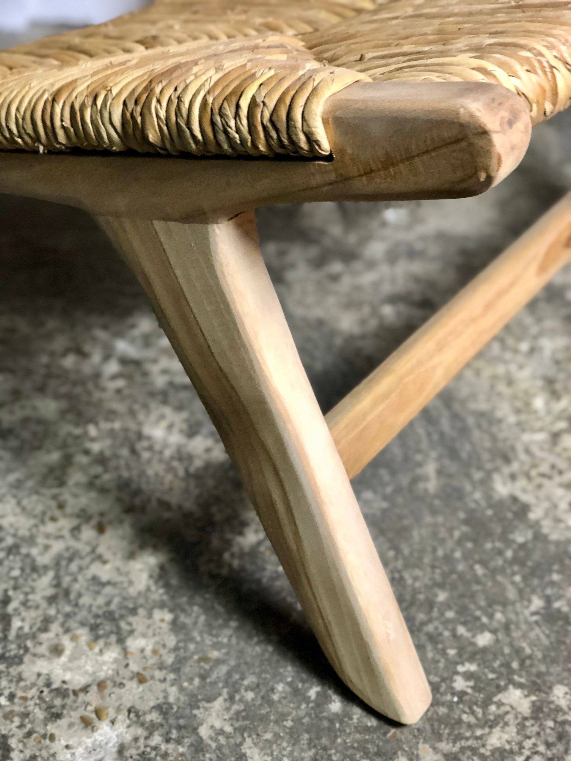 Fauteuil bas en bois brut avec assise et dossier paillé
