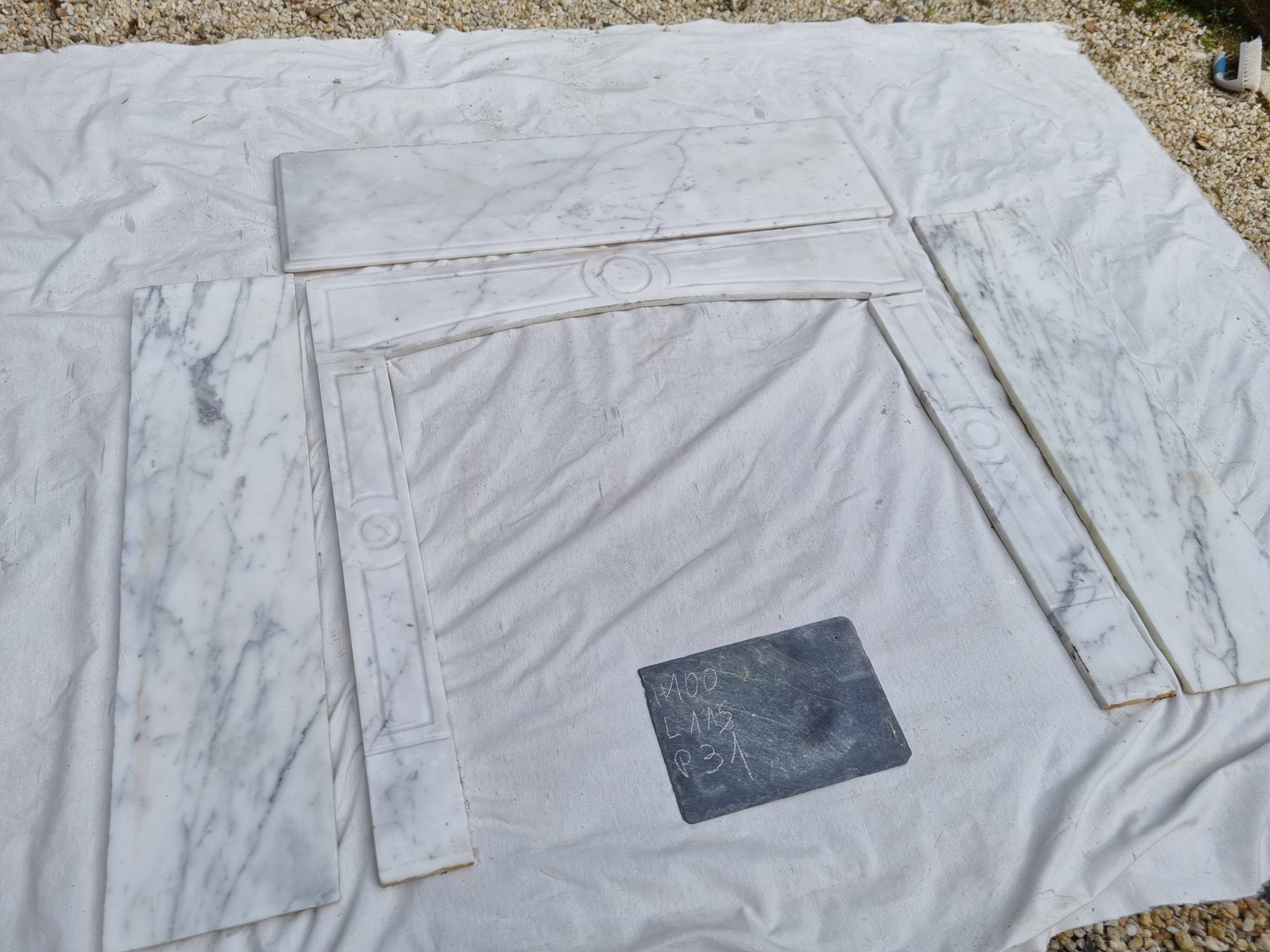 Cheminée Pompadour en marbre blanc de Carrare