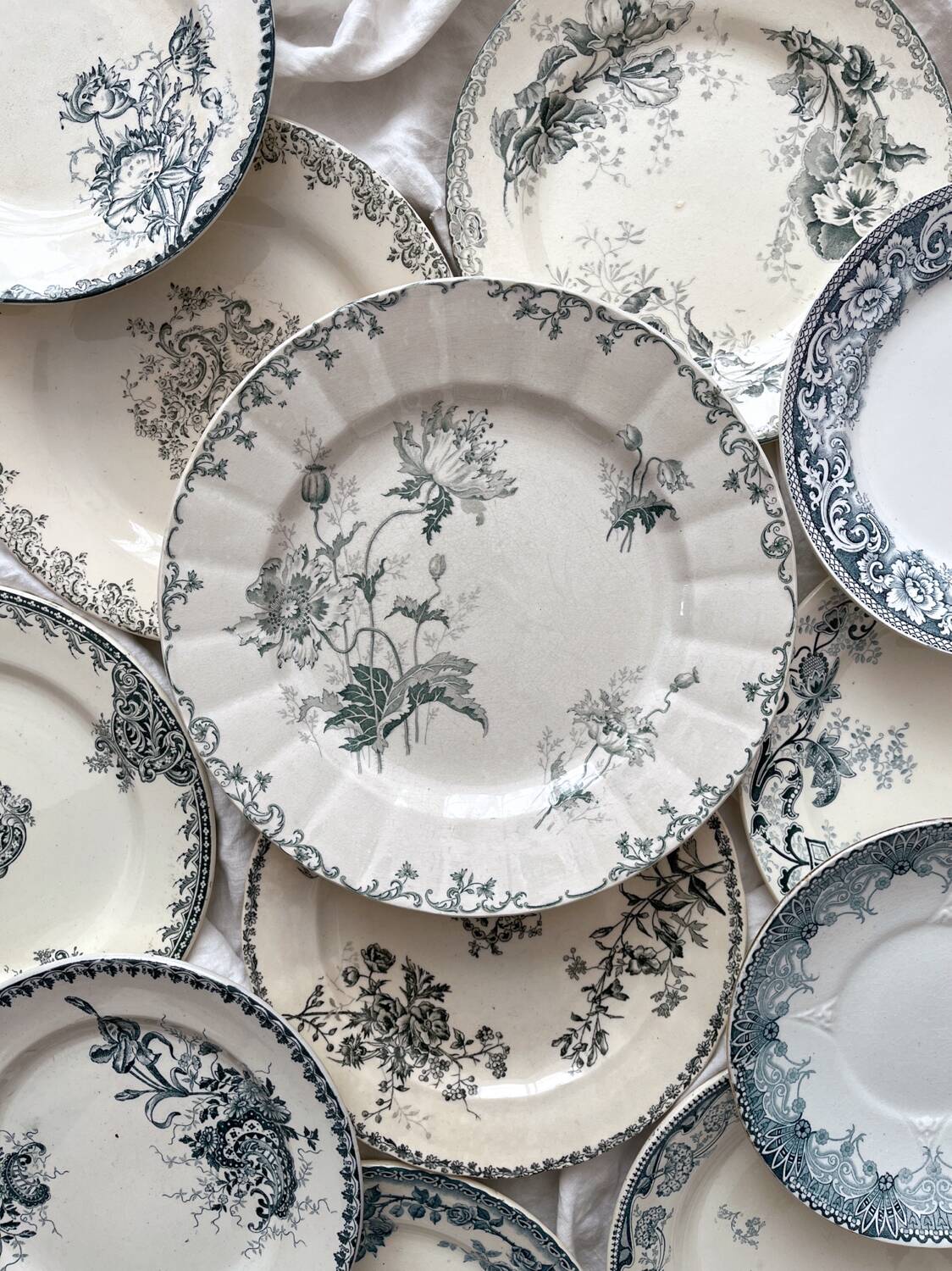 Round ironstone dish “Pavots” Choisy le Roi