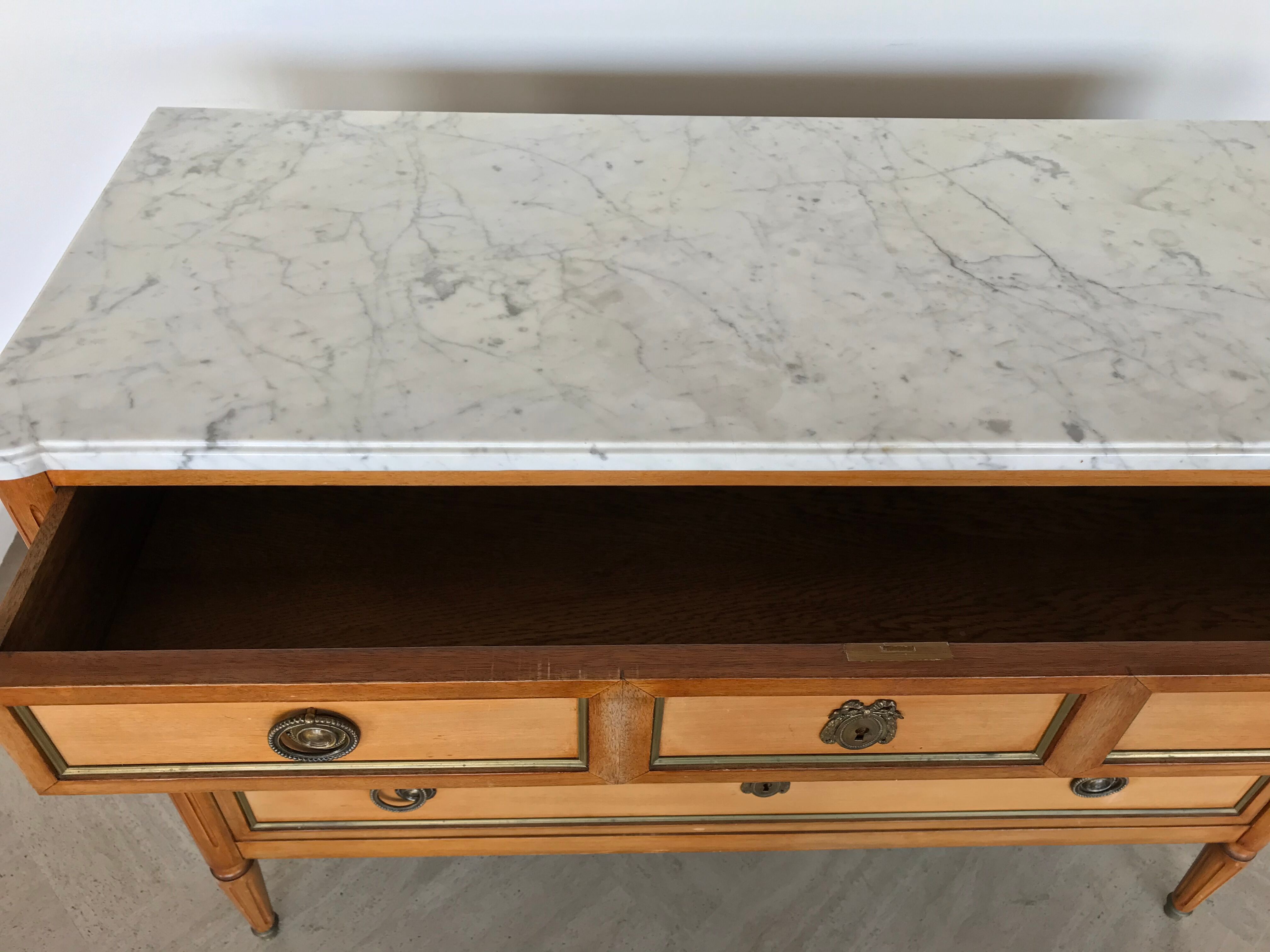 Commode de style Louis XVI en acajou , plateau en marbre blanc