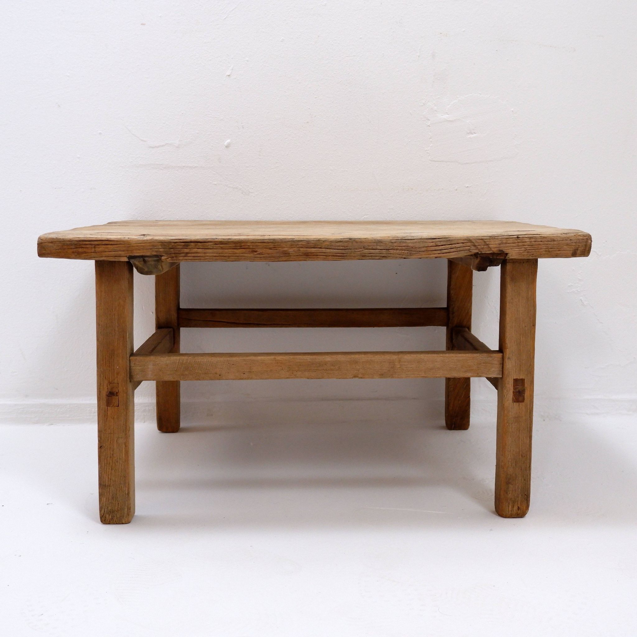 Table basse brutaliste en bois massif