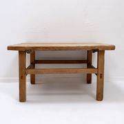 Table basse brutaliste en bois massif