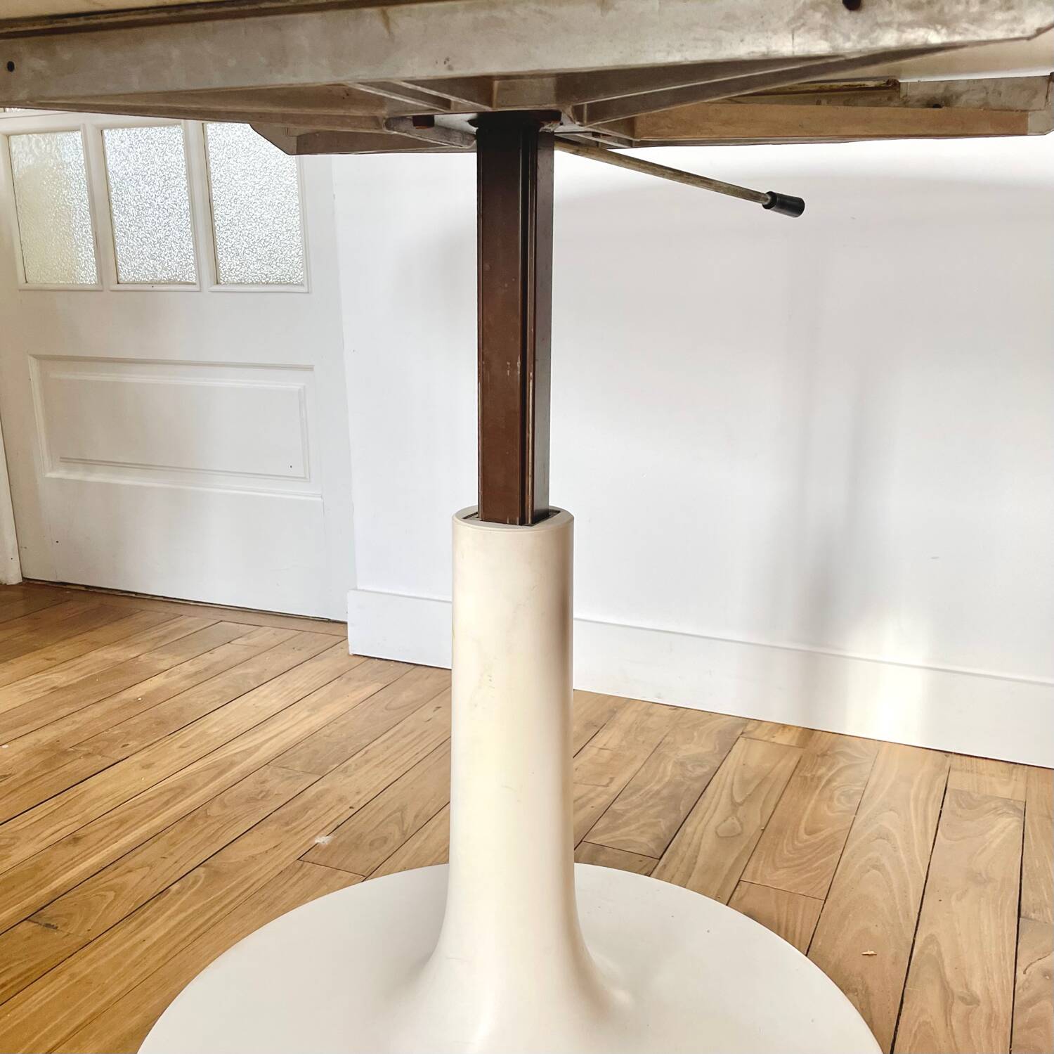 Adjustable tulip foot table