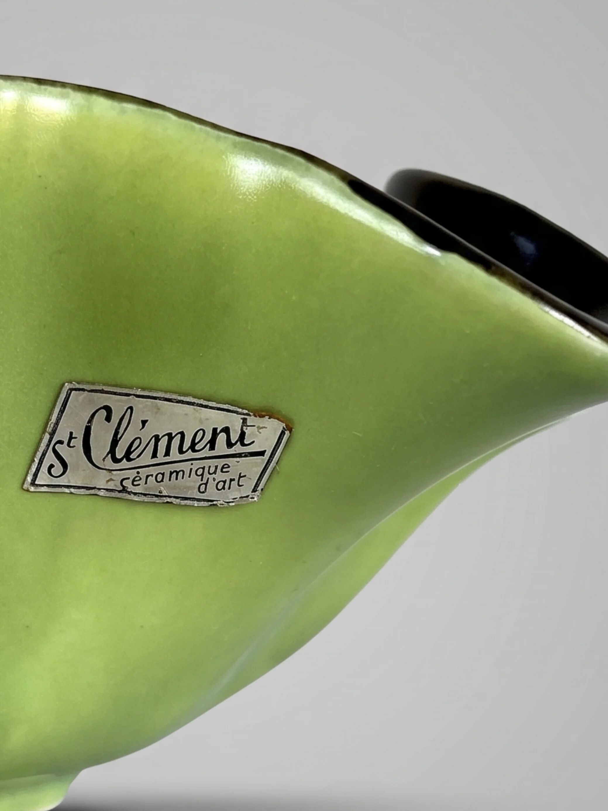 Coupe / centre de table vert anis et noir, en céramique Saint-Clément – modèle 8218 – B. Letalle – années 1950