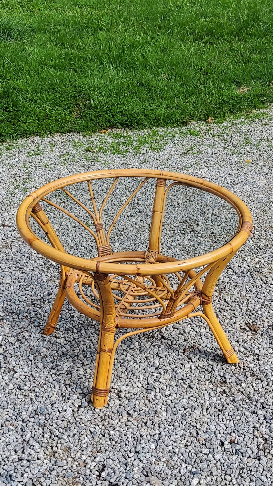 Table basse ronde en rotin plateau en verre des années 70