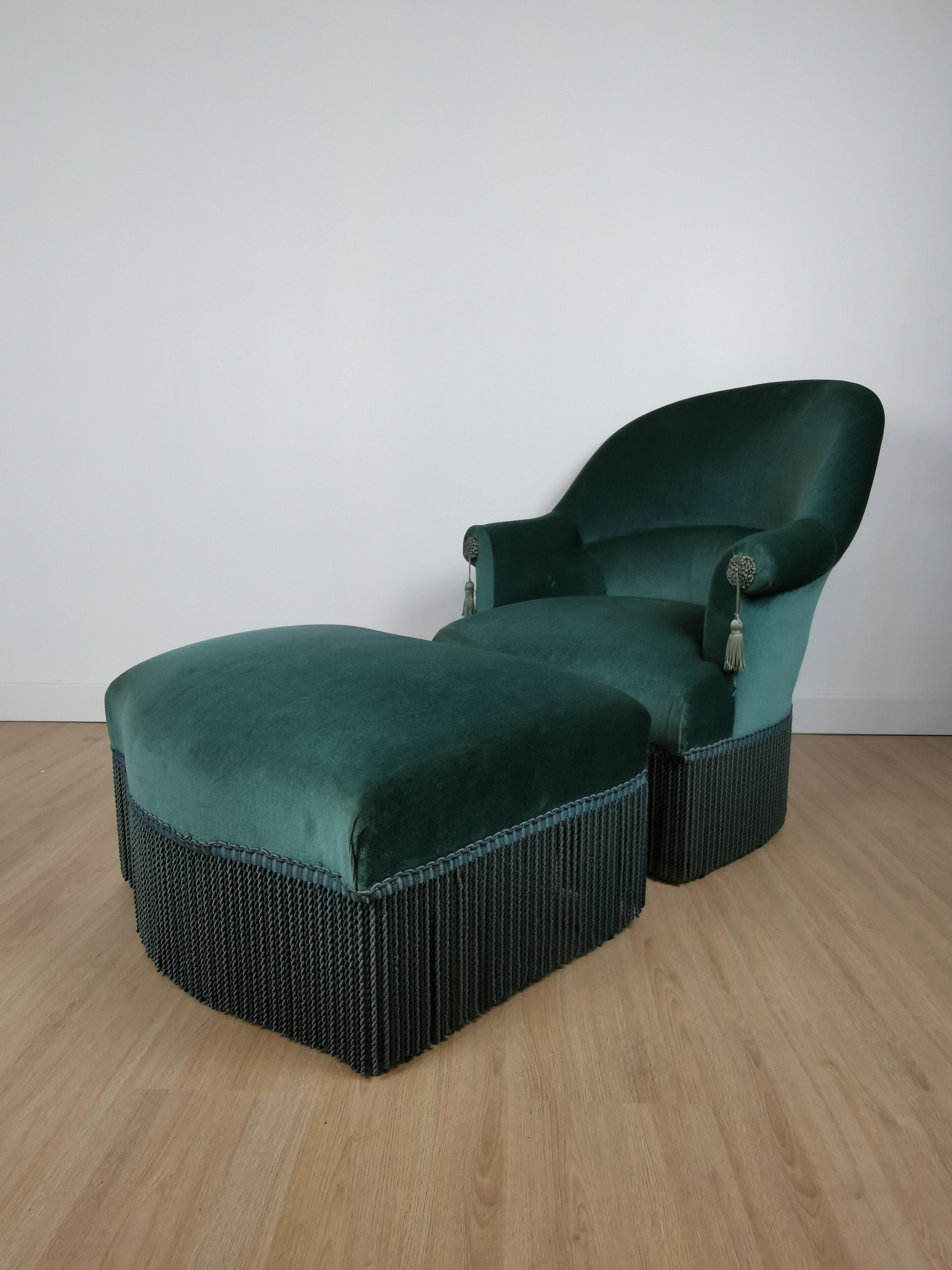 Toad armchair with footrest