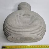 Vase brutaliste en ciment texturé