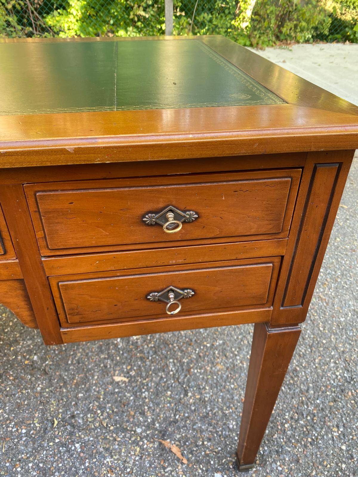 Bureau en bois massif et cuir vert extensible Louis XVI début 20ème