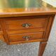 Bureau en bois massif et cuir vert extensible Louis XVI début 20ème