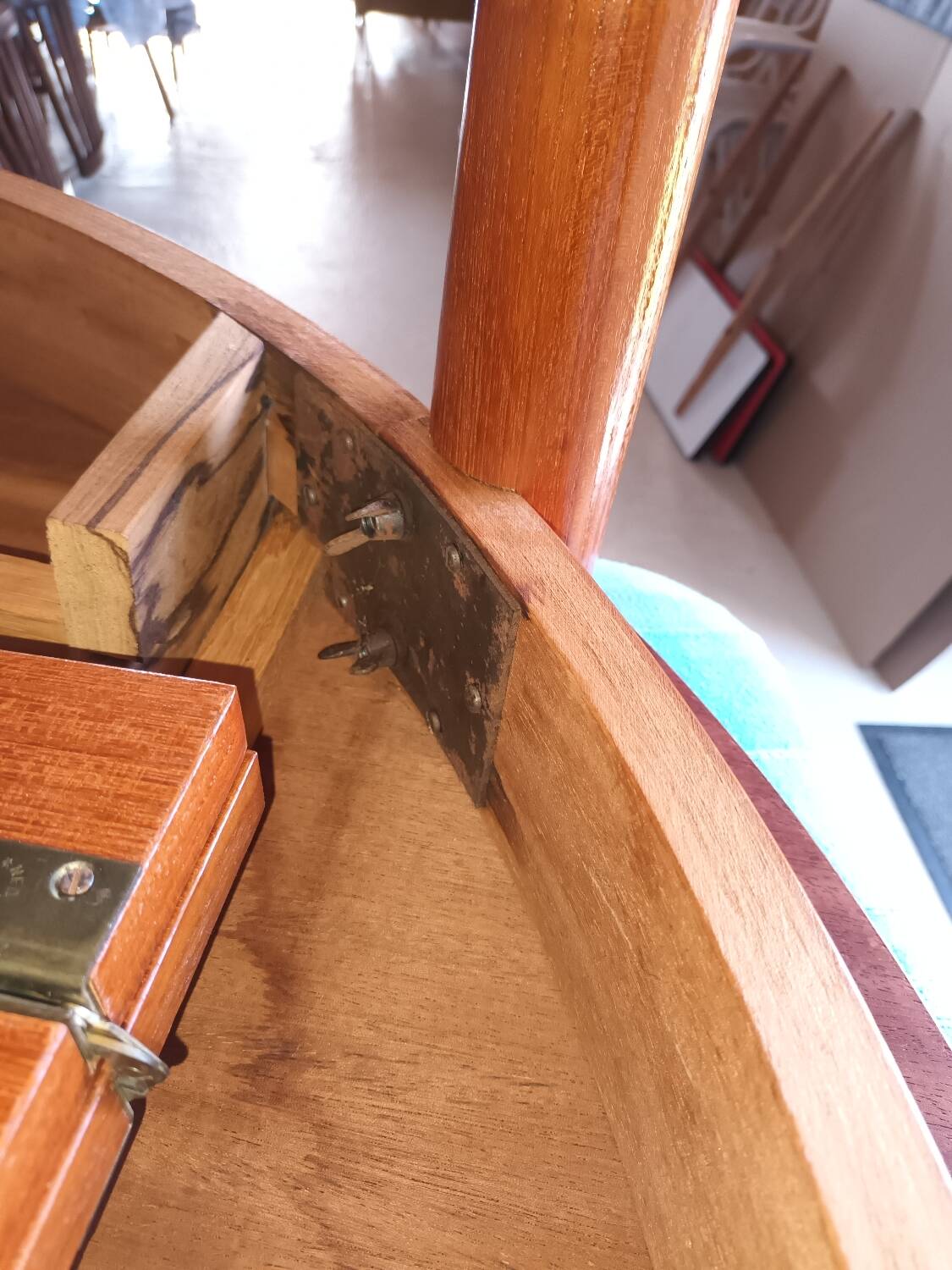 Vintage round extendable table