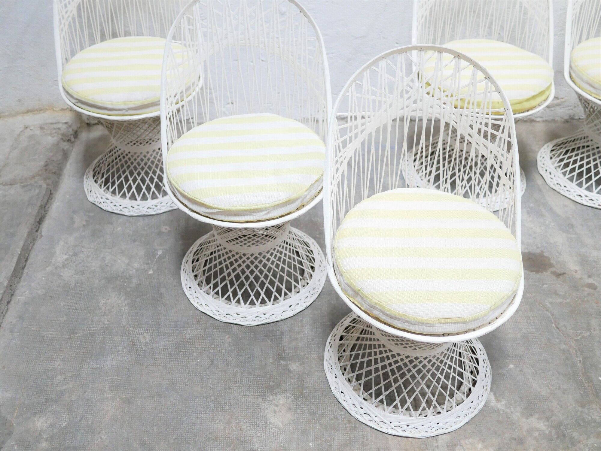Garden table and 5 vintage fiberglass chairs by Russell Woodard