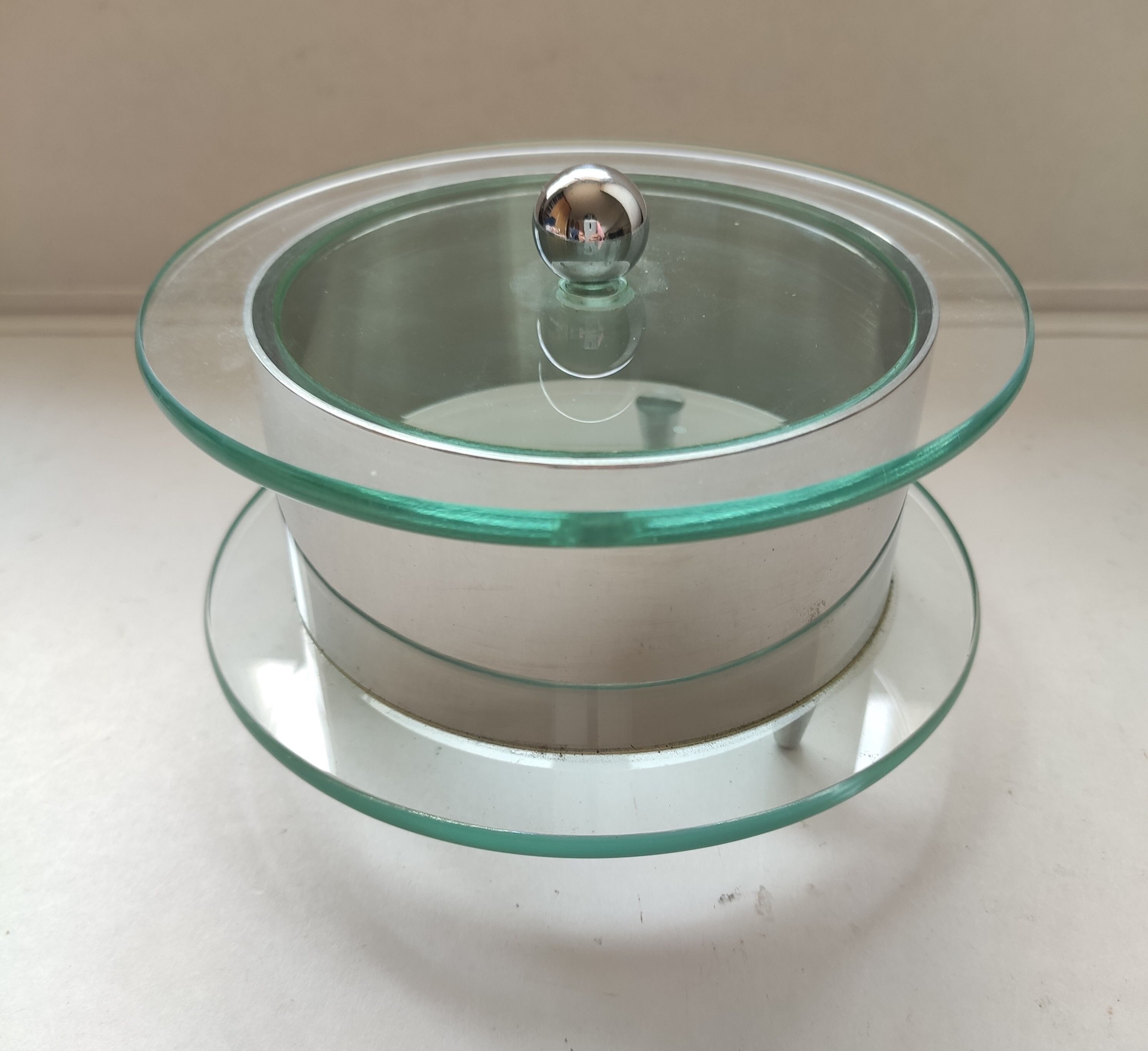 Jewelry box in glass and stainless steel design