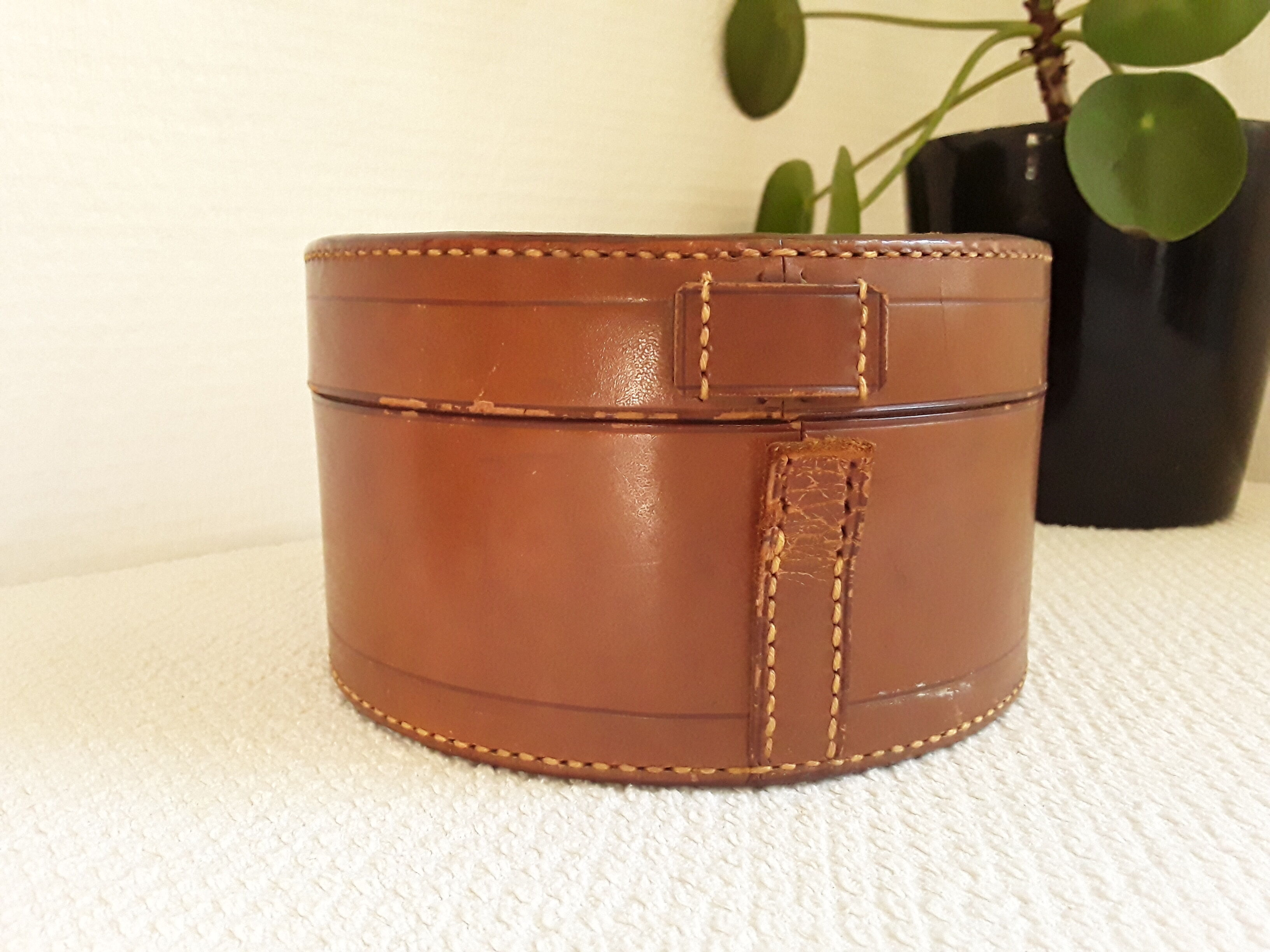 Leather collar box 1920