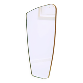 Miroir rectangulaire contemporain à bord arrondi et cadre en laiton repoussé