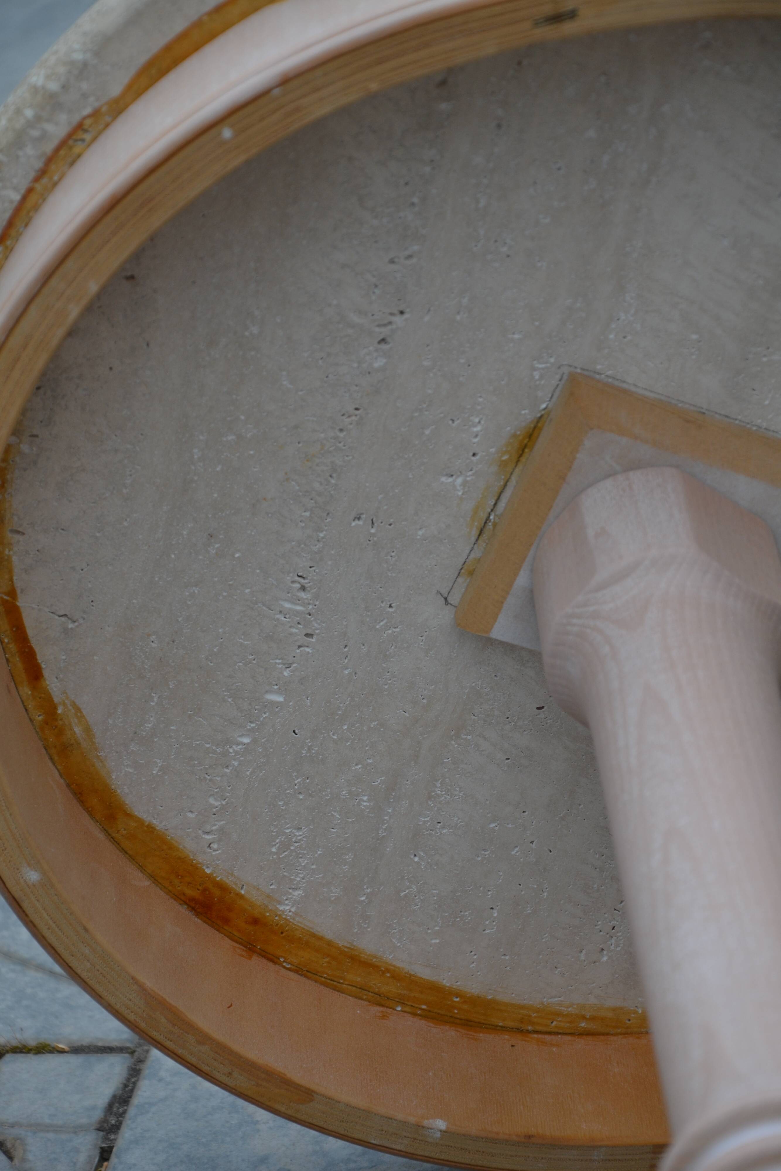 Petite table basse ronde travertin/bout de canapé années 80/90